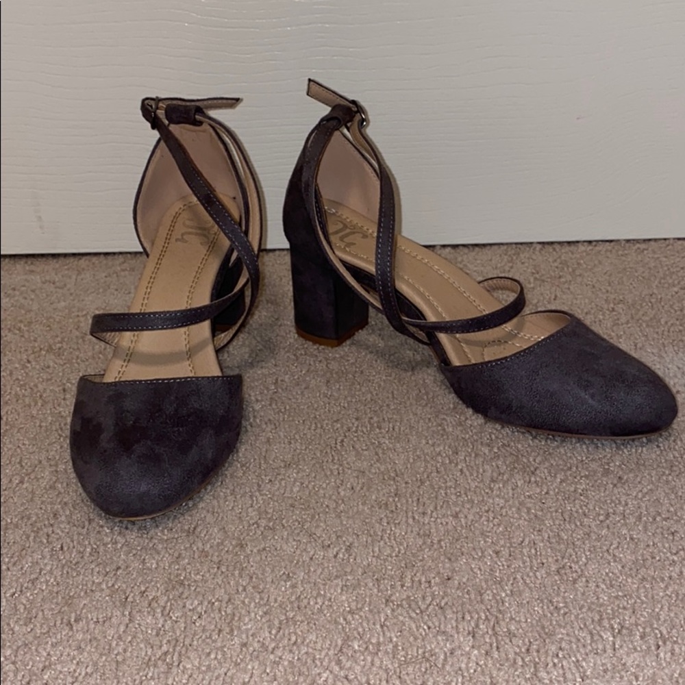 Journee Size 9 Grey Heels